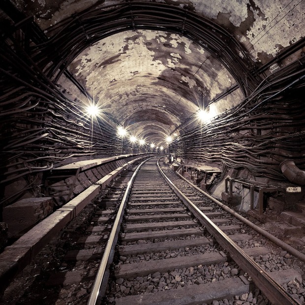 U Zečjoj rupi... (Mračna sajber kartografija) U Zečjoj rupi... (Mračna sajber kartografija)